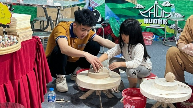 游客在2026年河内旅游节体验制作陶瓷。