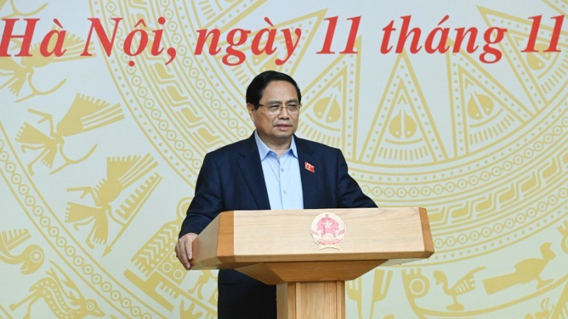 政府总理范明正在会上发表讲话。