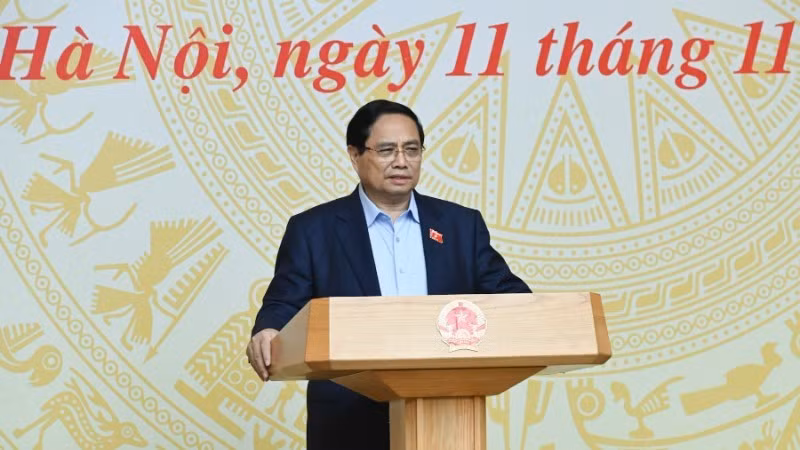 政府总理范明正在会上发表讲话。