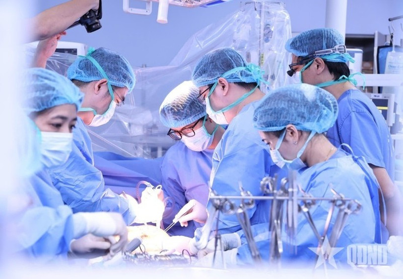 108号中央军医院的医生正在手术。（图片来源：人民军队报）