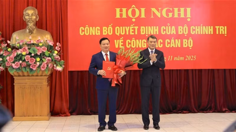 中央组织部部长黎明兴向义安省委书记阮克慎同志献花祝贺。