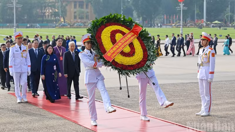 与会代表入陵瞻仰胡志明主席遗容。
