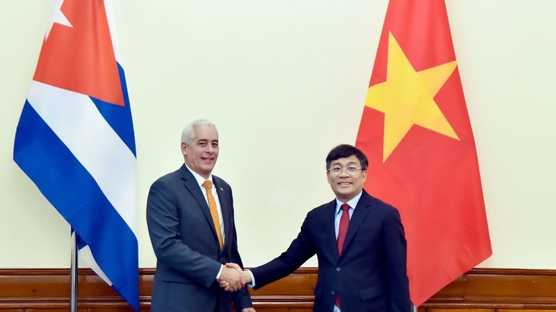 越南外交部常务副部长阮明宇（右）和古巴外交部第一副部长赫拉尔多·佩尼亚尔韦尔·波塔尔。（图片来源：外交部供图）