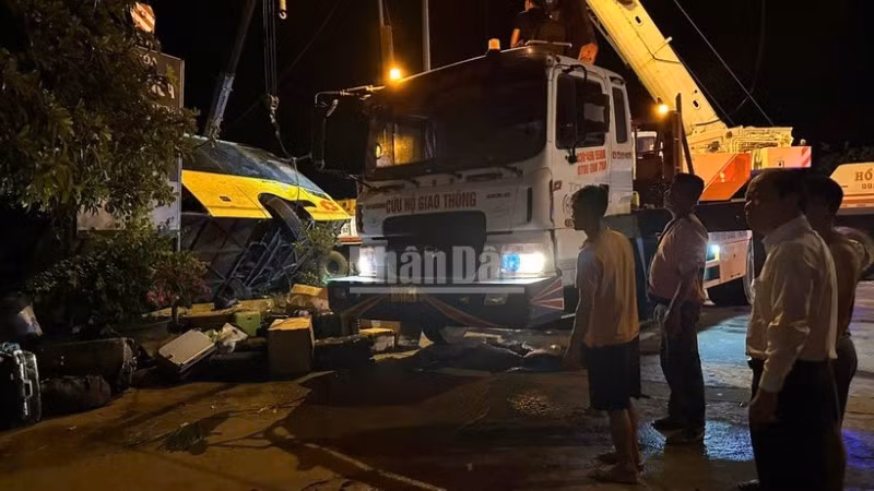 越南河静省发生一起特大交通事故 致9人死亡。