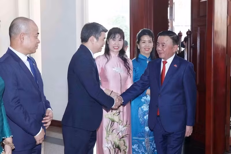 越共中央书记处常务书记陈锦秀走访越南驻老挝大使馆。