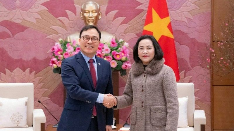 越南国会副主席阮氏清会见韩国驻越南大使崔泳三。（图片来源：越通社）