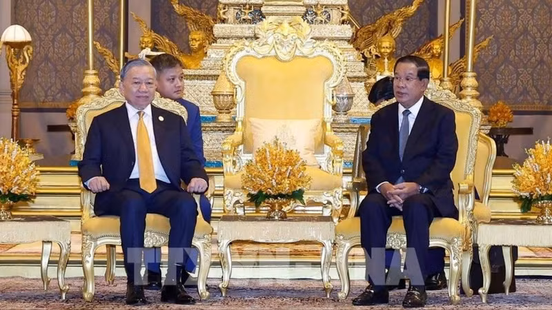 柬埔寨人民党主席洪森欢迎越共中央总书记苏林对柬埔寨进行国事访问。（图片来源：越通社）