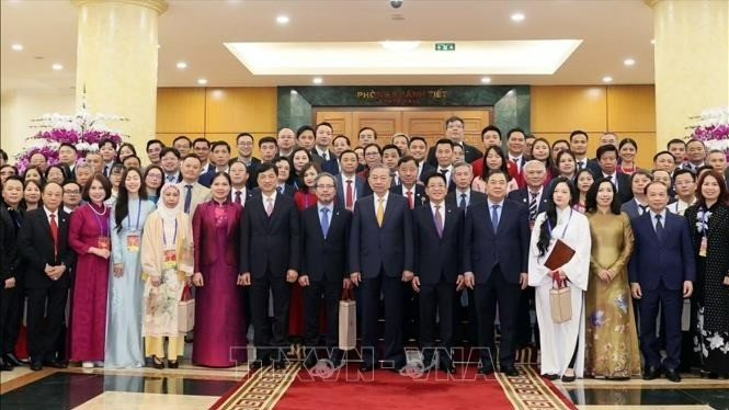 2月8日下午，越共中央总书记苏林在党中央总部会见了出席2026年家乡之春活动的海外越南人侨胞代表。（图片来源：越通社）