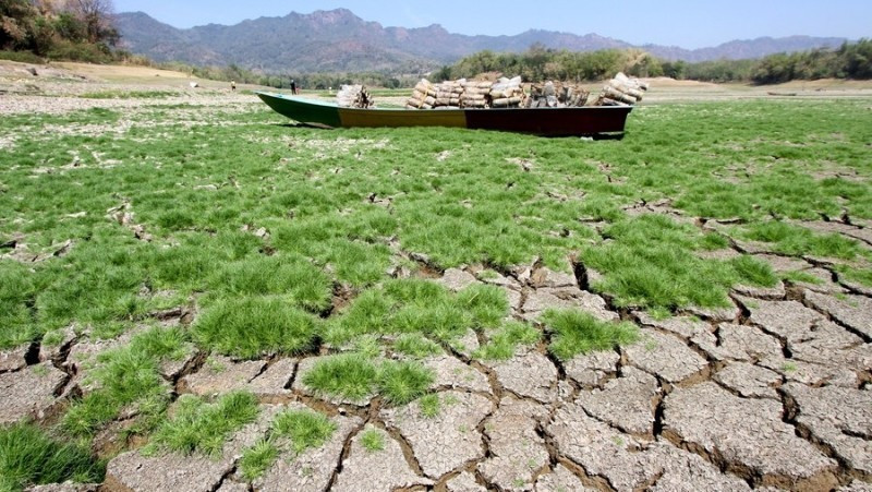 2023年8月10日，于印度尼西亚中爪哇省沃诺吉利县在湖泊上搁浅的一艘船。（图片来源：新华社） 