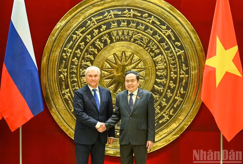 越南国会主席陈青敏与俄罗斯联邦国家杜马（议会下院）主席维亚切斯拉夫·沃洛金。（维灵 摄）