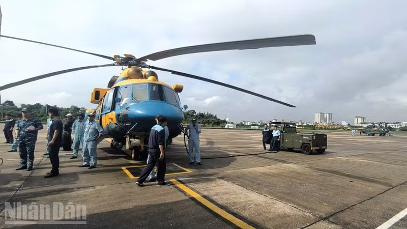 军队紧急调派空军向谅山空运救援物资。