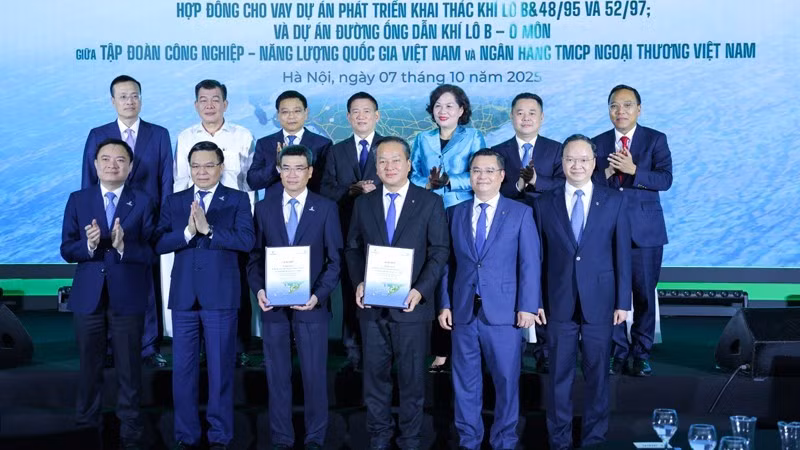 政府副总理胡德福和双方代表合影。