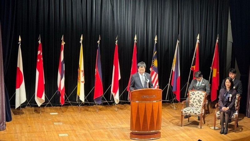 日本内阁府政策统筹官水野敦志发表演讲。（图片来源：越通社）