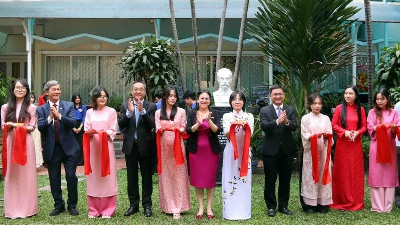 古巴民族英雄何塞·马蒂雕像在胡志明市落成。（图片来源：越通社）