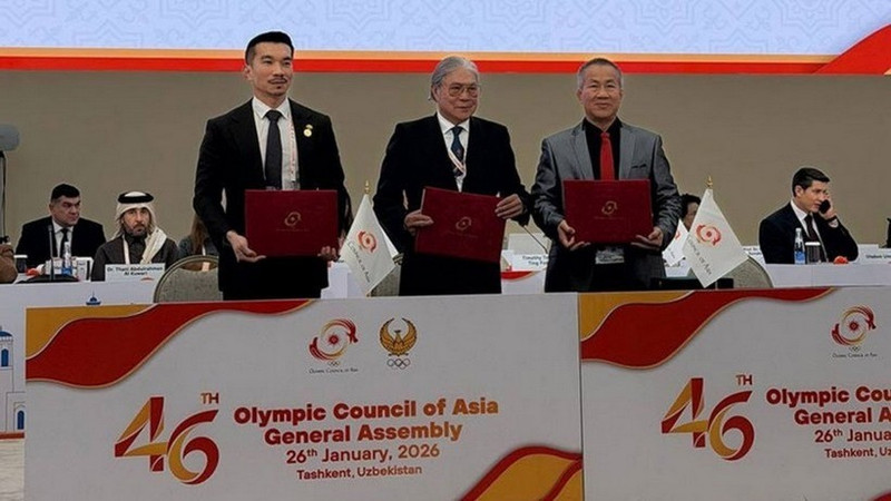 柬埔寨国家奥林匹克委员会秘书长瓦占伦与金边市副市长森·万纳同亚洲奥林匹克理事会代理主席蒂莫西·福克斯签署了关于柬埔寨主办2031年第五届亚洲青年运动会的承办协议。（图片来源：柬埔寨国家奥林匹克委员会）