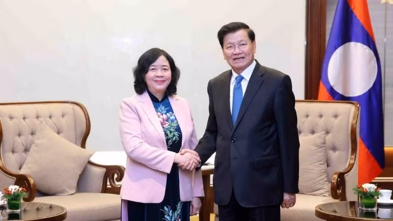 越共中央政治局委员、越南祖国阵线中央委员会主席裴氏明怀拜会了正在对越南进行国事访问的老挝人民革命党中央委员会总书记、国家主席通伦·西苏里。（图片来源：越通社）