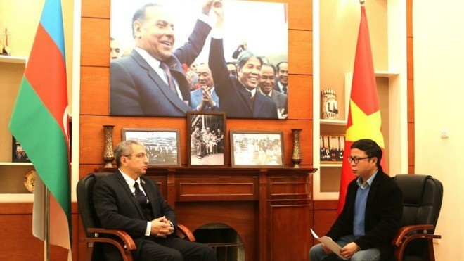 阿塞拜疆驻越大使肖夫吉·卡迈勒·奥卢·梅赫迪扎德接受越通社记者采访。（图片来源：越通社）