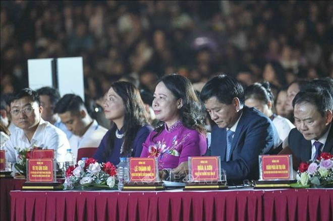 越南国家副主席武氏映春出席2025年奠边西北精华狂欢节开幕式。（图片来源：劳动报）