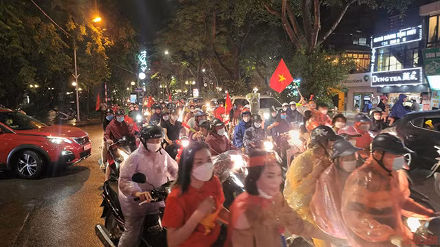 越南各地人民纷纷涌出家门 喜庆U23足球队赢得东运动男足冠军（组图） ảnh 6