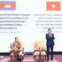 越共中央书记处常务书记陈锦秀和与柬埔寨人民党副主席、柬越友好协会主席梅森安出席见面会。（图片来源：越通社）