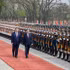 习近平总书记、国家主席与苏林总书记、国家主席检阅中国人民解放军仪仗队。（图片来源：qdnd.vn）