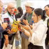 外国企业在胡志明市西贡展览会议中心举办的国际供应对接展览会上了解越南产品。（图片来源：baomoi.com）