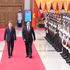 越南政府总理黎明兴和老挝总理宋赛·西潘敦检阅越南人民军仪仗队。