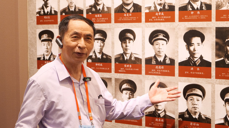 越中友好协会副主席阮荣光参观遵义会议会址时介绍两国将军洪水。 02-p2169238.jpg