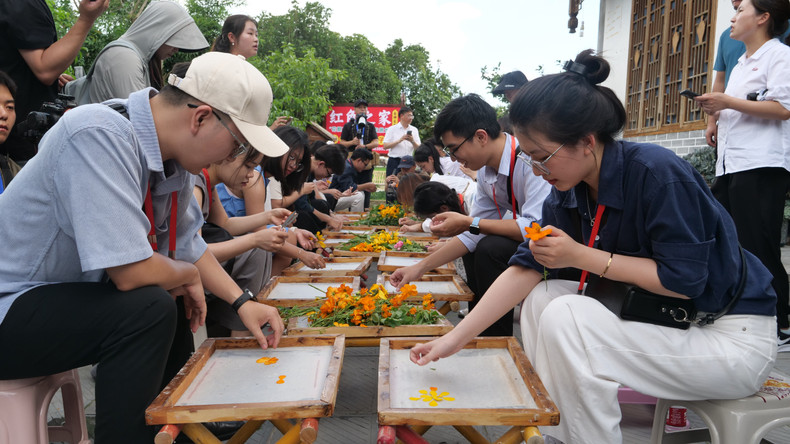 越中两国青年在花茂村体验纸浆压花制作技艺。 08-p2179850.jpg