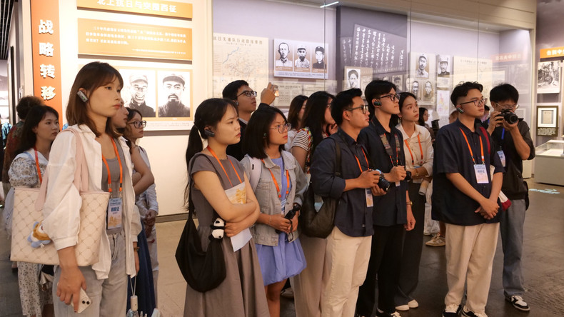 越中两国青年参观遵义会议会址。 03-p2168952.jpg