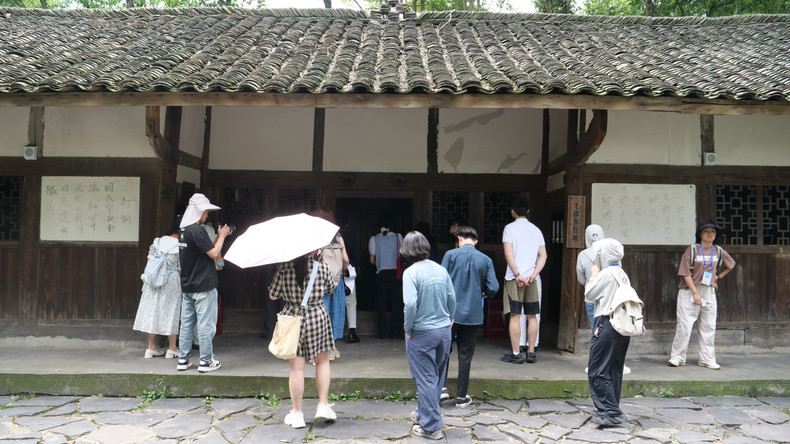 越中两国青年参观苟坝会议会址的毛泽东住地。 07-p2169484.jpg