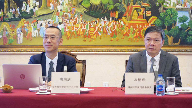 农德来参赞和唐功满主任共同主持会议。 anh-03-p2236593.jpg