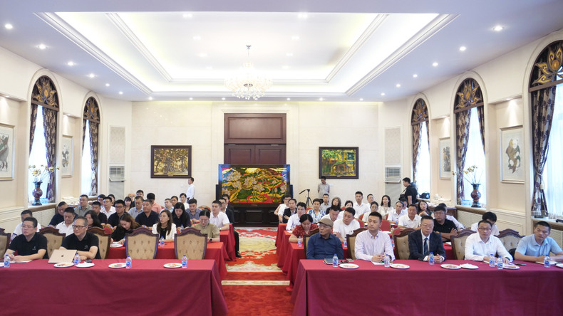 来自越中两国40多位企业代表参加会议。 anh-02-p2236113.jpg