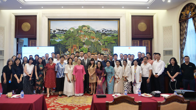 农德来参赞、唐功满主任和与会代表合影。 anh-05-p2236699.jpg