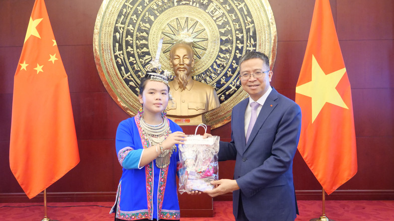 中国少年给范清平大使赠送礼物。 a09-p2258114.jpg