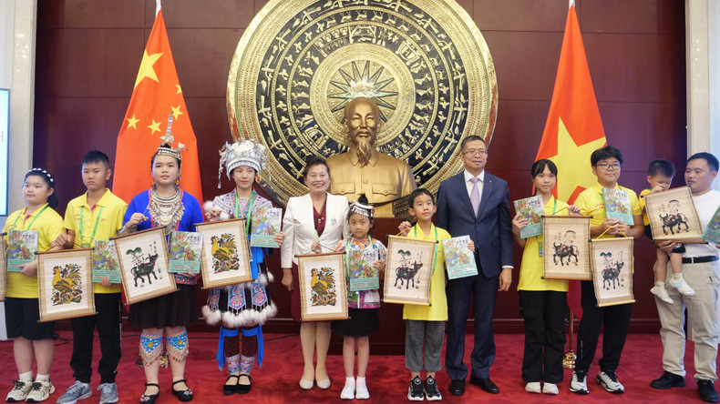 范清平大使和中国少年合影。 a08-p2258628.jpg