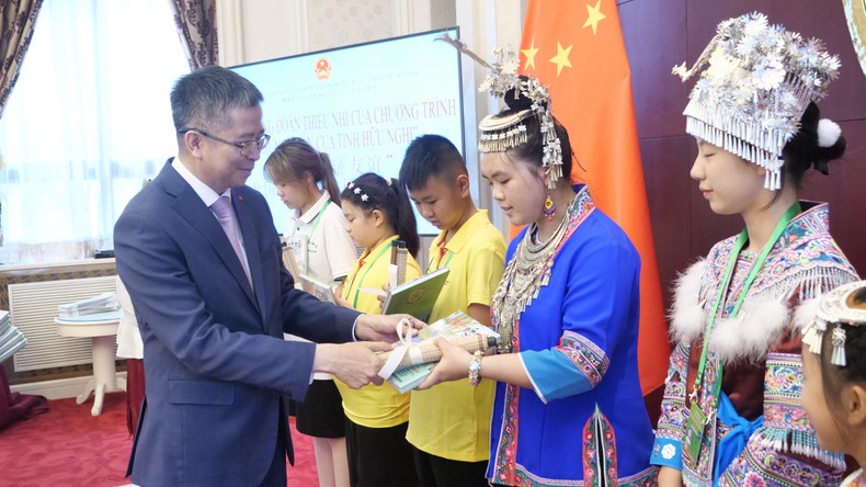 范清平大使给中国少年赠送礼物。 a20-p2258585.jpg