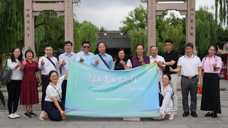 越中专家了解杭州市西湖生态修复经验。 anh-04.jpg