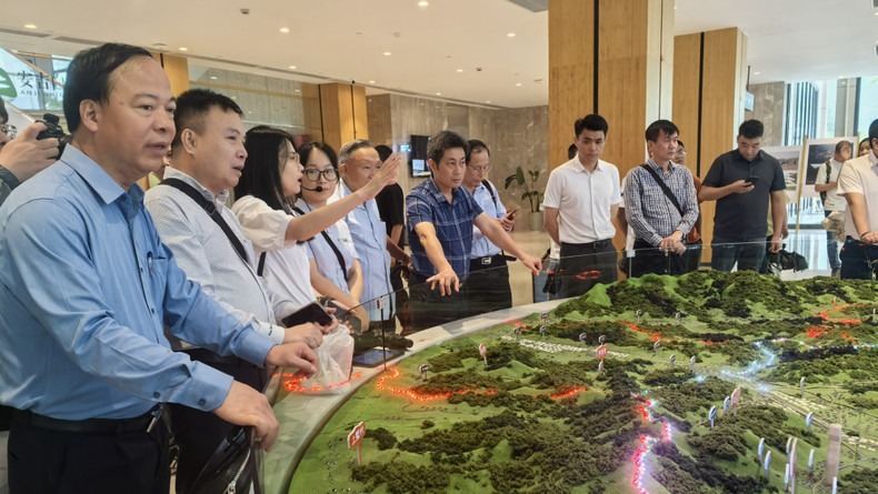 “绿水青山生态行”越中专家在浙江省余村考察。 anh-03.png