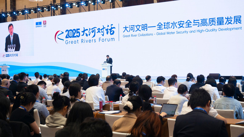 新华社社长傅华发布智库研究成果《碧水奔腾万里情——新时代长江治理的成就启示与世界意义》智库报告。 a03-p2390854-1.jpg