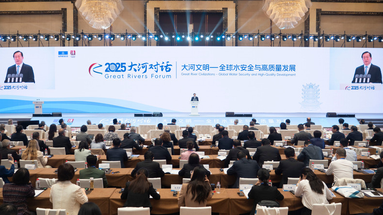 中共湖北省委书记王忠林致开幕词。 a01-p2390780-1.jpg