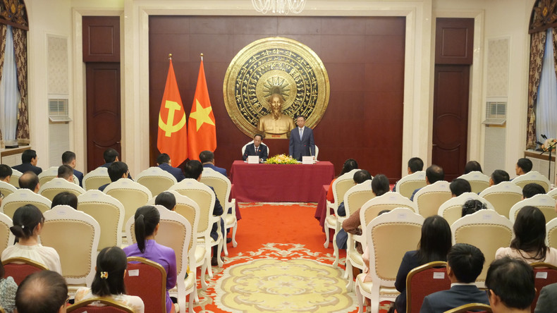 国会副主席陈光方会见越南驻华使馆馆员和旅居中国越南人代表现场。 a04-p2292909.jpg