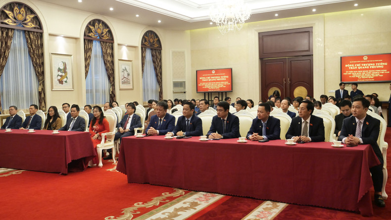 国会副主席陈光方会见越南驻华使馆馆员和旅居中国越南人代表现场。 a07-2-p2292867.jpg