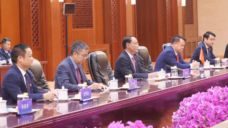 越南国会副主席陈光方发表讲话。 a02-p2293331.jpg