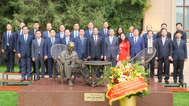 国会副主席陈光方一行在胡伯伯铜像合影。 a01-p2292750.jpg