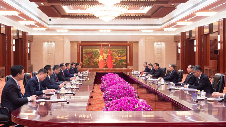 越南国会副主席陈光方会见中国全国人大常委会委员长赵乐际。 a01-p2293341-1.jpg