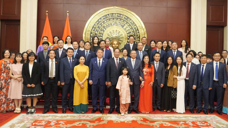 国会副主席陈光方和范清平大使与越南驻华使馆馆员和旅居中国越南人代表合影留念。 a12-p2293102.jpg