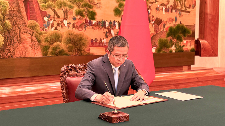 范清平大使在国书递交仪上式上签名留念。(越南驻华大使馆供图) dai-su-07.jpg