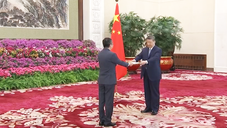 范清平大使向中国国家主席习近平递交国书。 (图为中国央视视频截图) dai-su-02.png