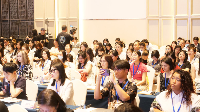 中国大学生和各国留学生听讲座。 a04-p2079465.jpg
